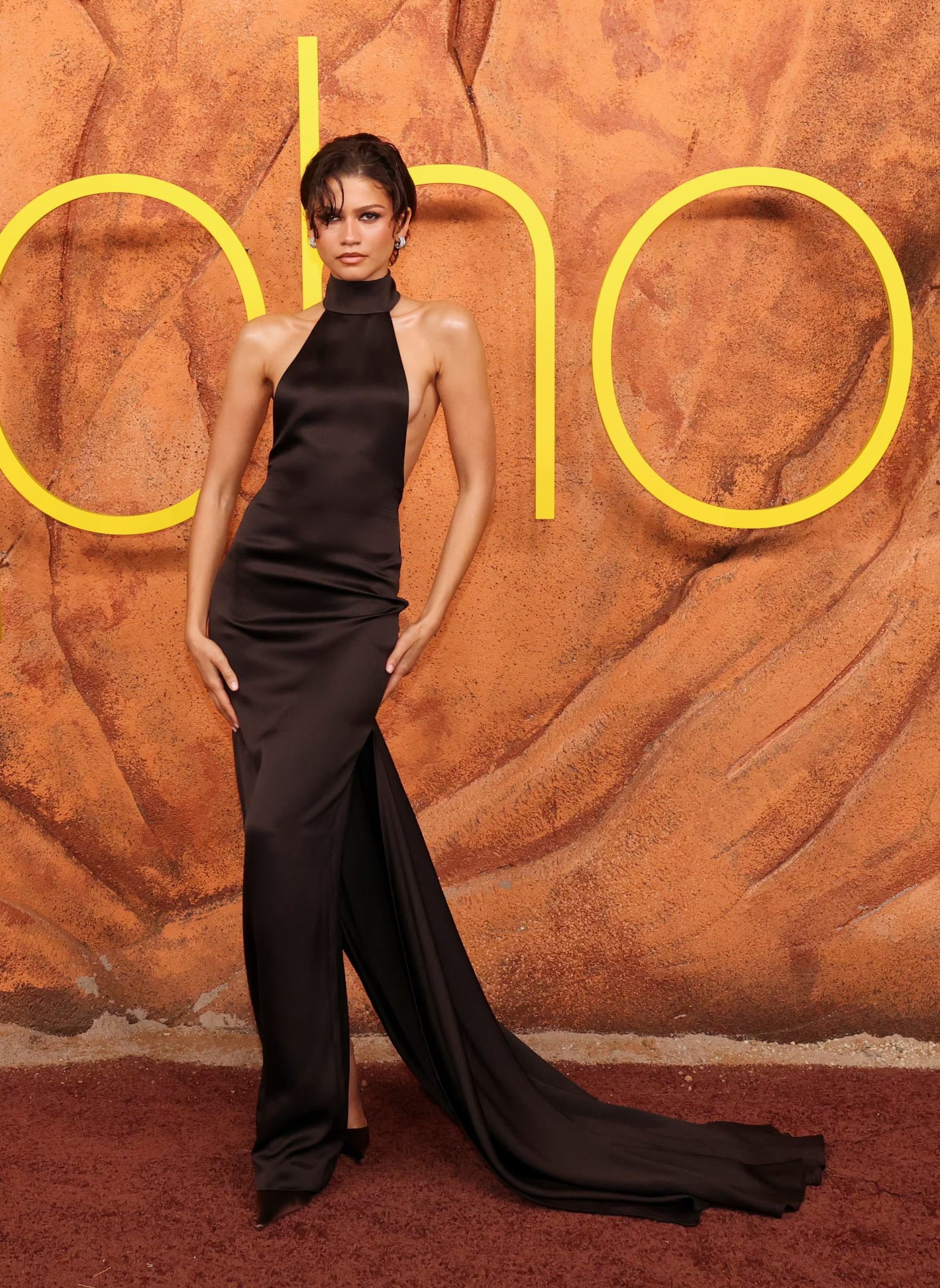 El vestido de satén negro, silueta ajustada y cuello halter, destacó la apuesta de Zendaya por el dramatismo y la sencillez en la moda de alfombra roja (REUTERS/Mario Anzuoni)