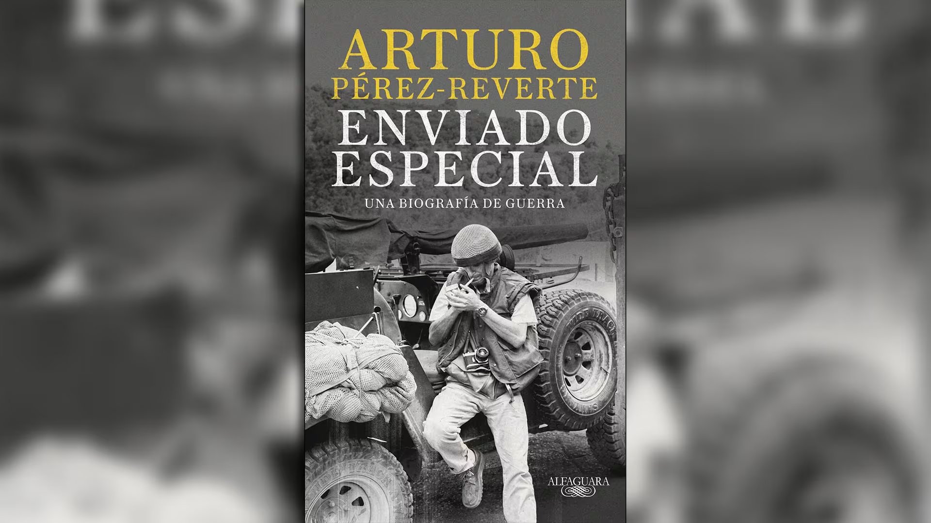 La portada de 'Enviado especial', la nueva obra de Arturo Pérez-Reverte, presenta una imagen icónica que evoca el periodismo de guerra y la experiencia del autor como corresponsal.
