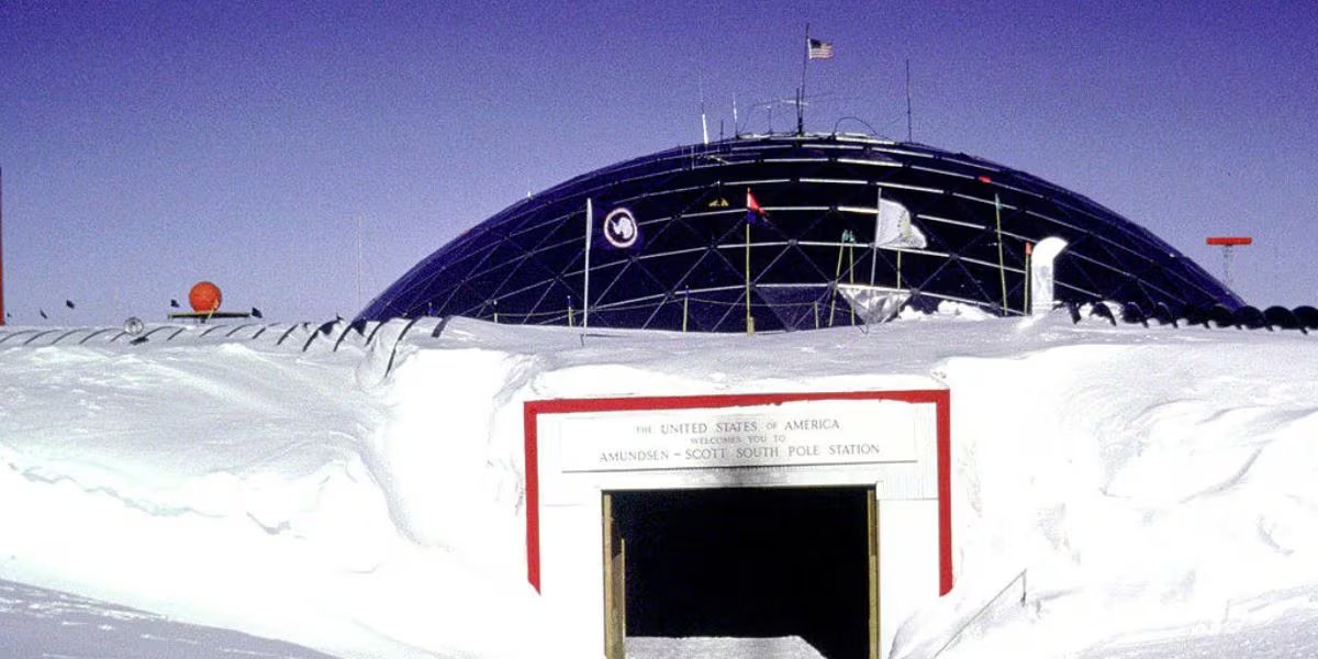 La base impulsa investigaciones clave en clima, astronomía y glaciología (Wikimedia Commons)