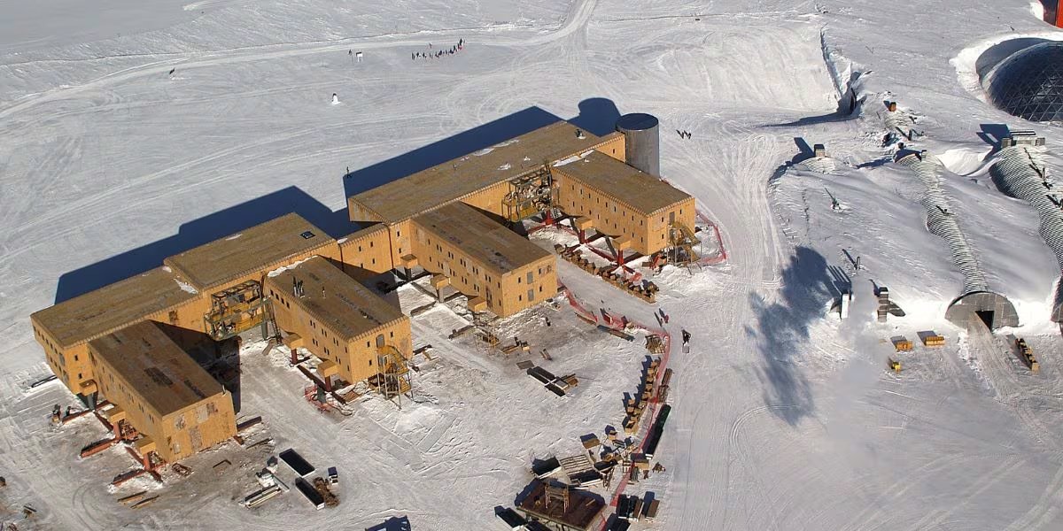 La estación, inaugurada en 1956 bajo la Operación Deep Freeze, luego fue renombrada en honor a los exploradores Roald Amundsen y Robert Falcon Scott (Wikimedia Commons)