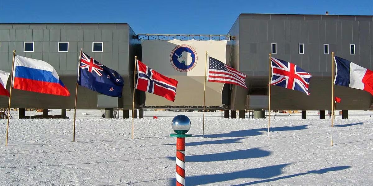 El acceso a la base Amundsen-Scott está restringido a misiones científicas y logísticas autorizadas, reforzando su función estratégica en la Antártida (Wikimedia Commons)