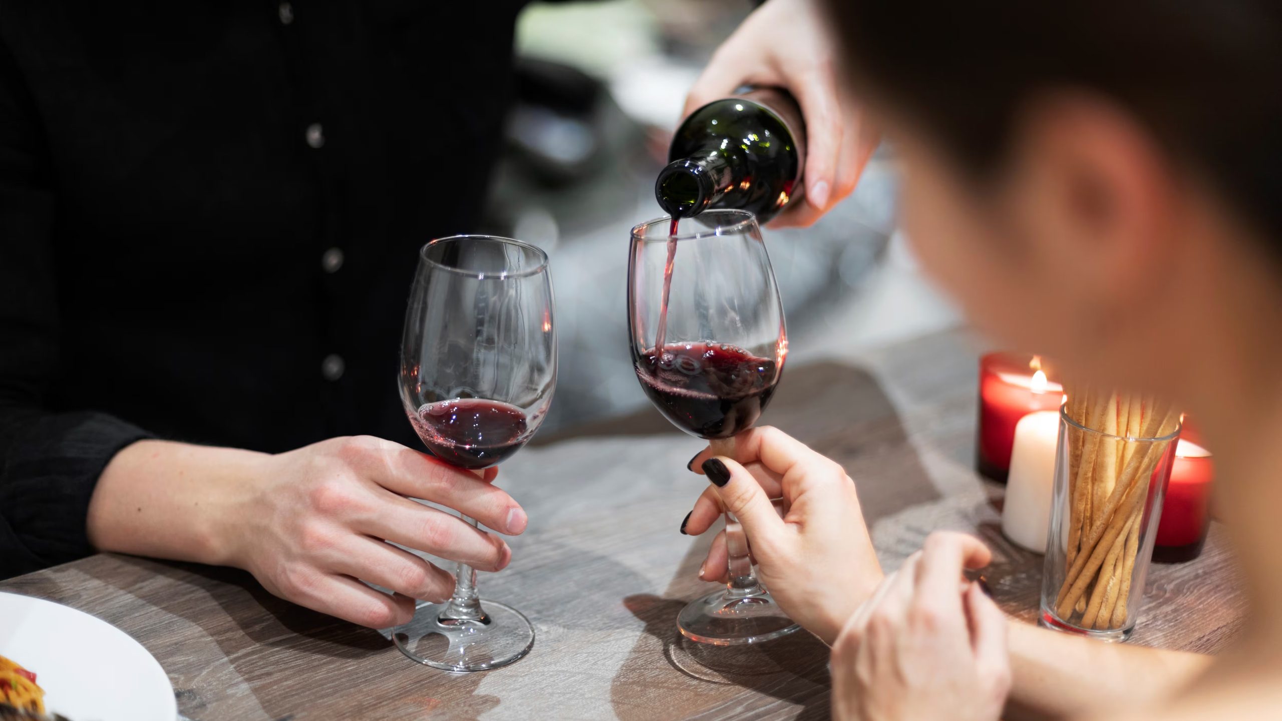 En primavera predominan los vinos rosados y blancos jóvenes, que destacan por su frescura según la temporada de lanzamientos (Freepik)
