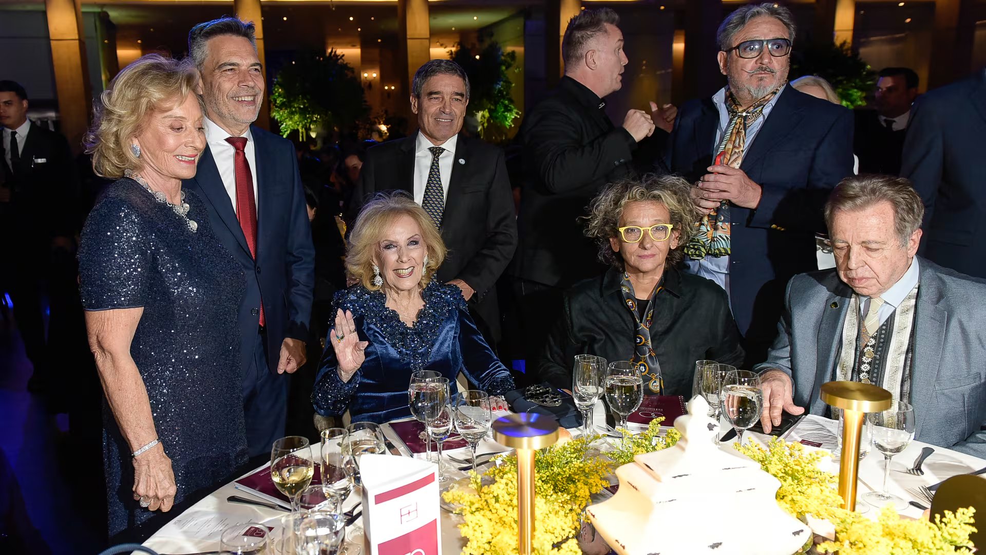 Mirtha Legrand posó junto a Miriam de Bagó, Carlos Damin, Fernán Quirós, Valeria Ambrosio y Héctor Vidal Rivas 