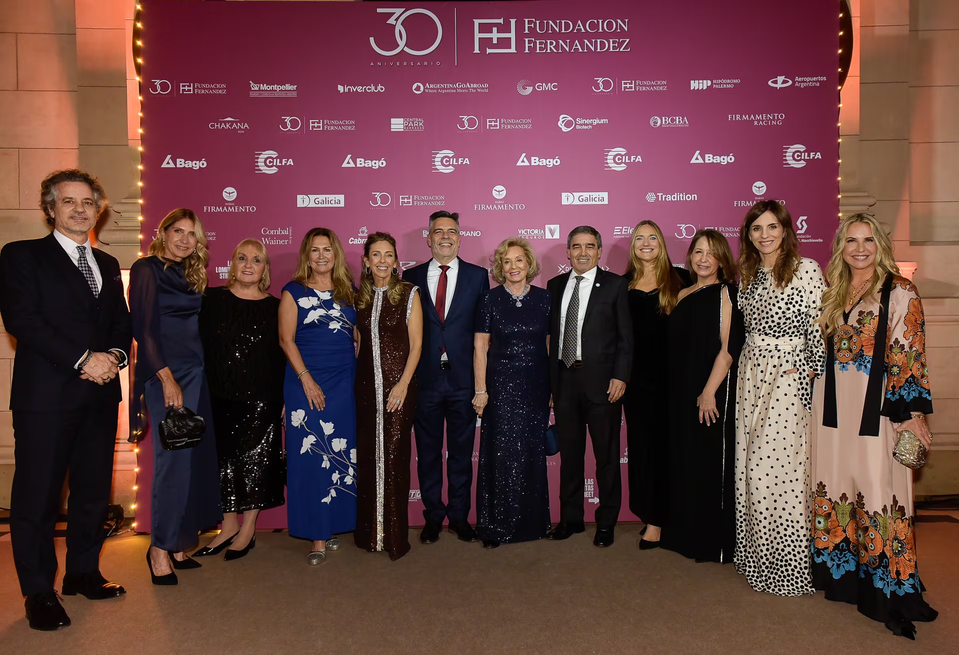 El director del Hospital Fernández, el doctor Carlos Damin, junto a Fernán Quirós, Silvana Figar y los integrantes de la comisión directiva de la Fundación Fernández encabezada por su presidenta, Mariana Bagó, y su vicepresidenta, Miriam de Bagó