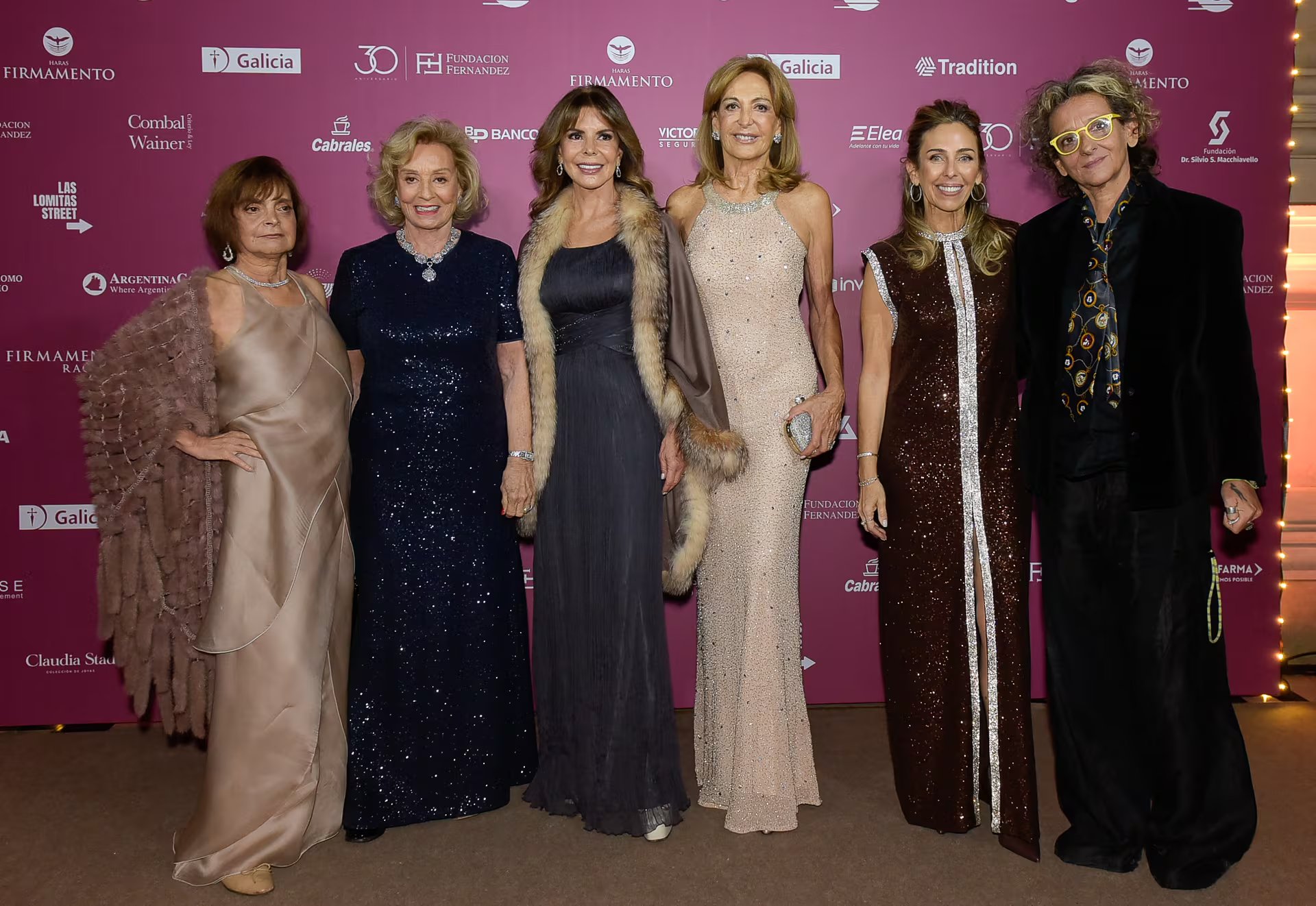 Miriam y Mariana Bagó posaron con la empresaria Claudia Stad, la arquitecta Aurora Ramos Taboada, Mariel Llorens de Quintana y Valeria Ambrosio, directora del Palacio Libertad