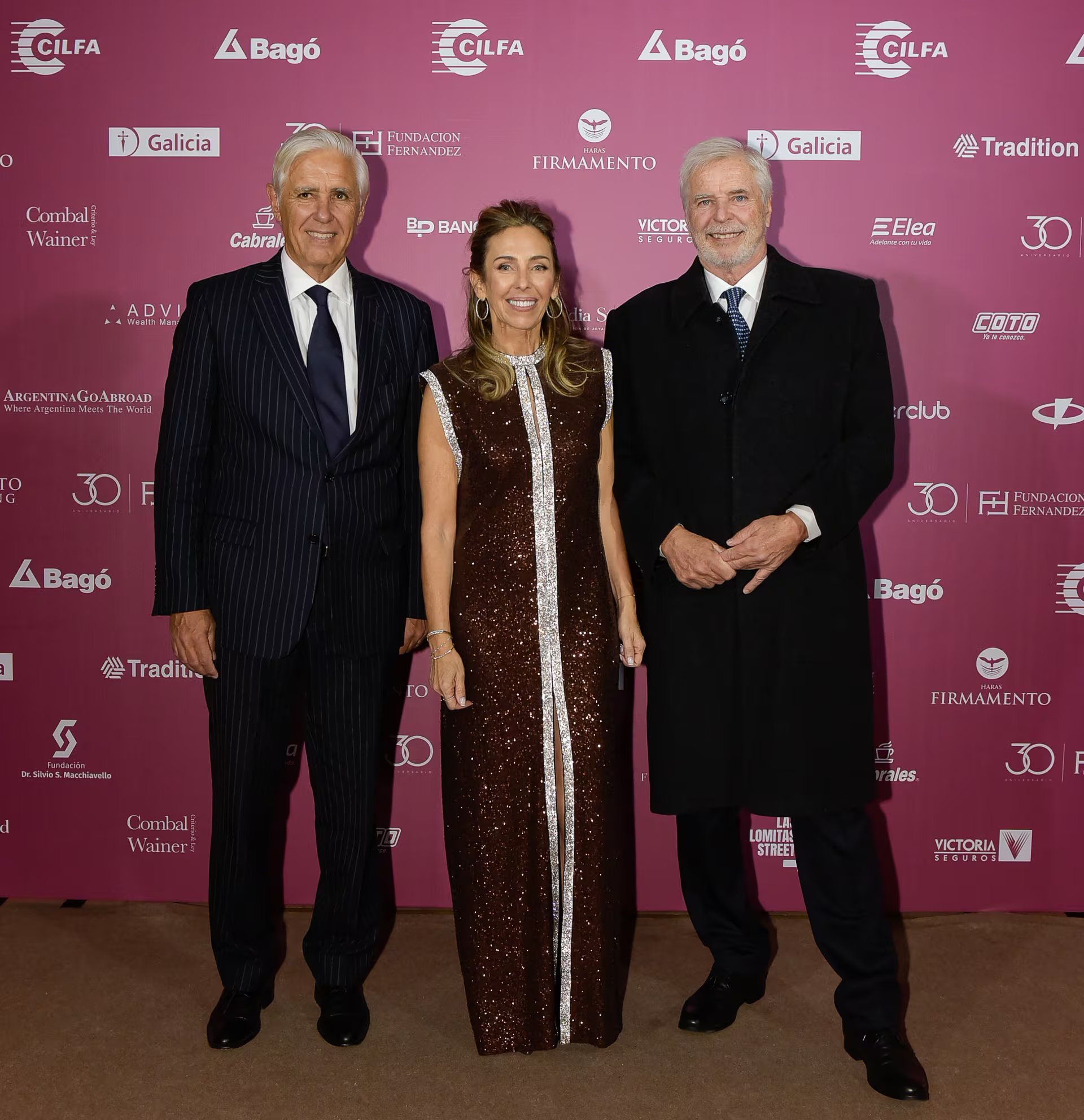 Sebastián y Pablo Gutiérrez del Grupo Financiero Galicia junto a Mariana Bagó