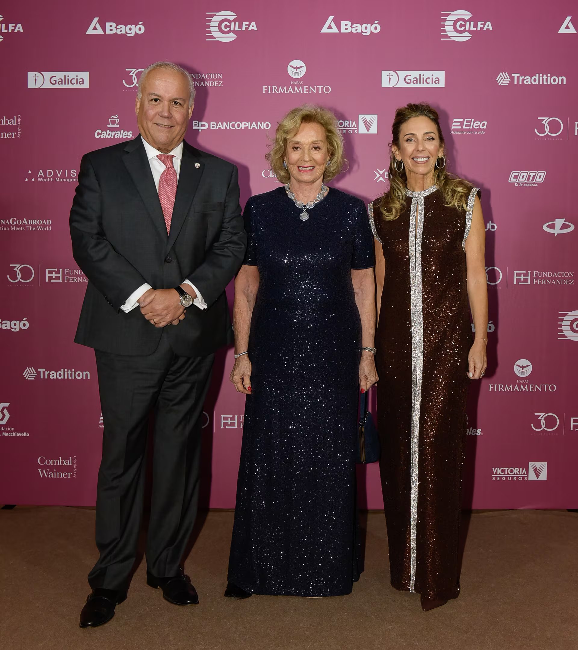 El embajador de Panamá, Juan Luis Correa Esquivel, junto a Miriam y Mariana Bagó
