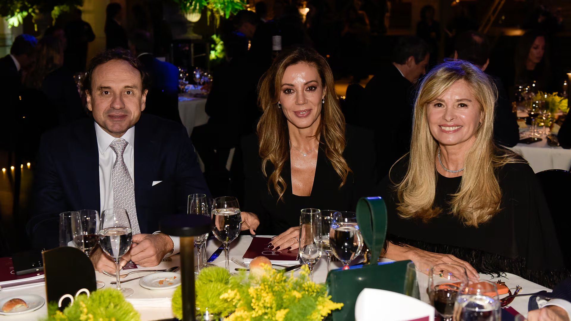 La senadora nacional Flavia Royón junto a Facundo Prado, presidente de Grupo Lapachos, y María Laura Leguizamón