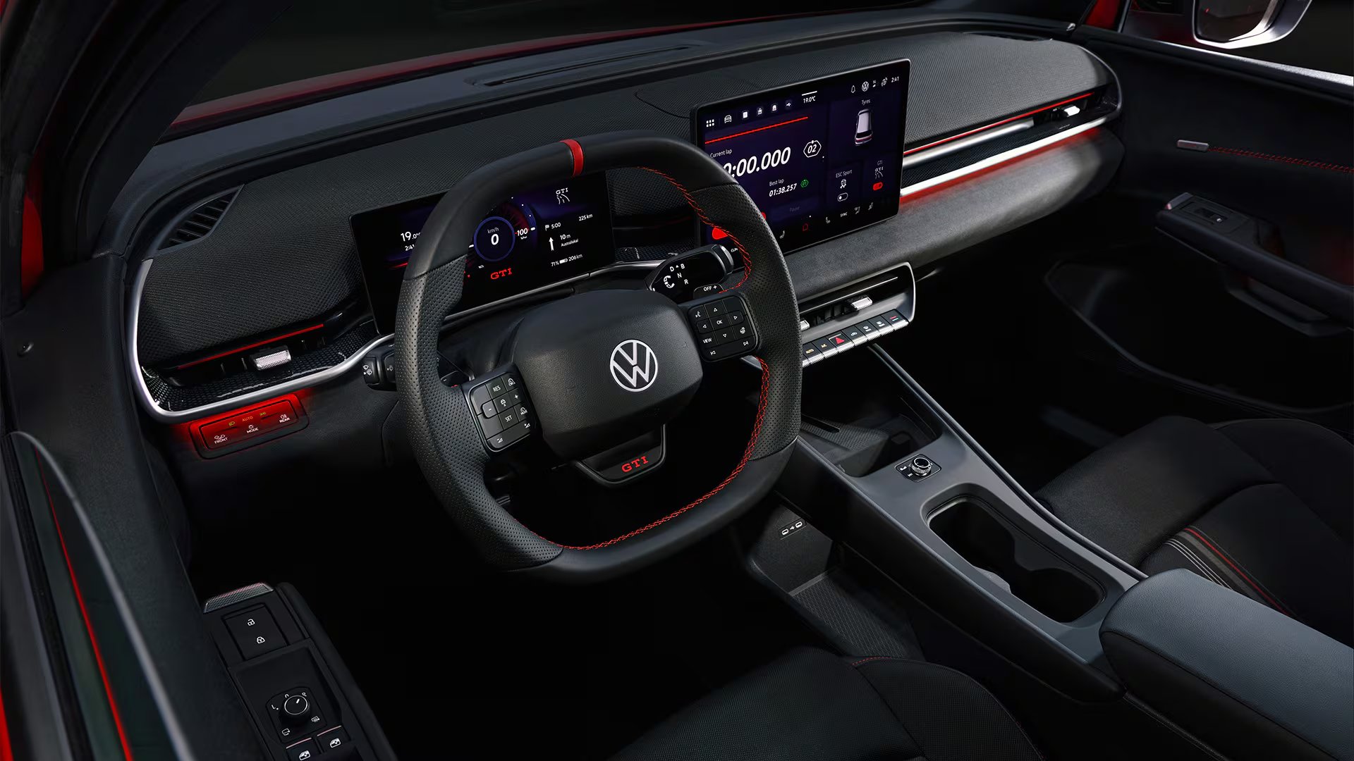El interior del nuevo Volkswagen ID.Polo GTI eléctrico, con su volante deportivo, pantallas digitales y acentos rojos, marca el regreso de la icónica línea GTI en un formato innovador. (Volkswagen Argentina)
