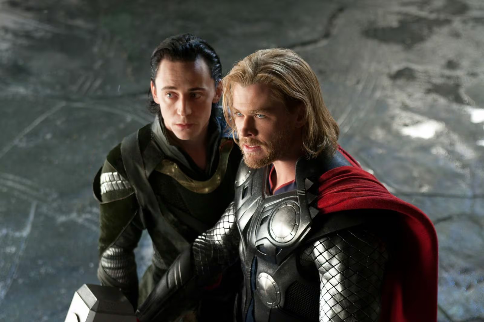 Tom Hiddleston y Chris Hemsworth en 'Thor', de Kenneth Branagh