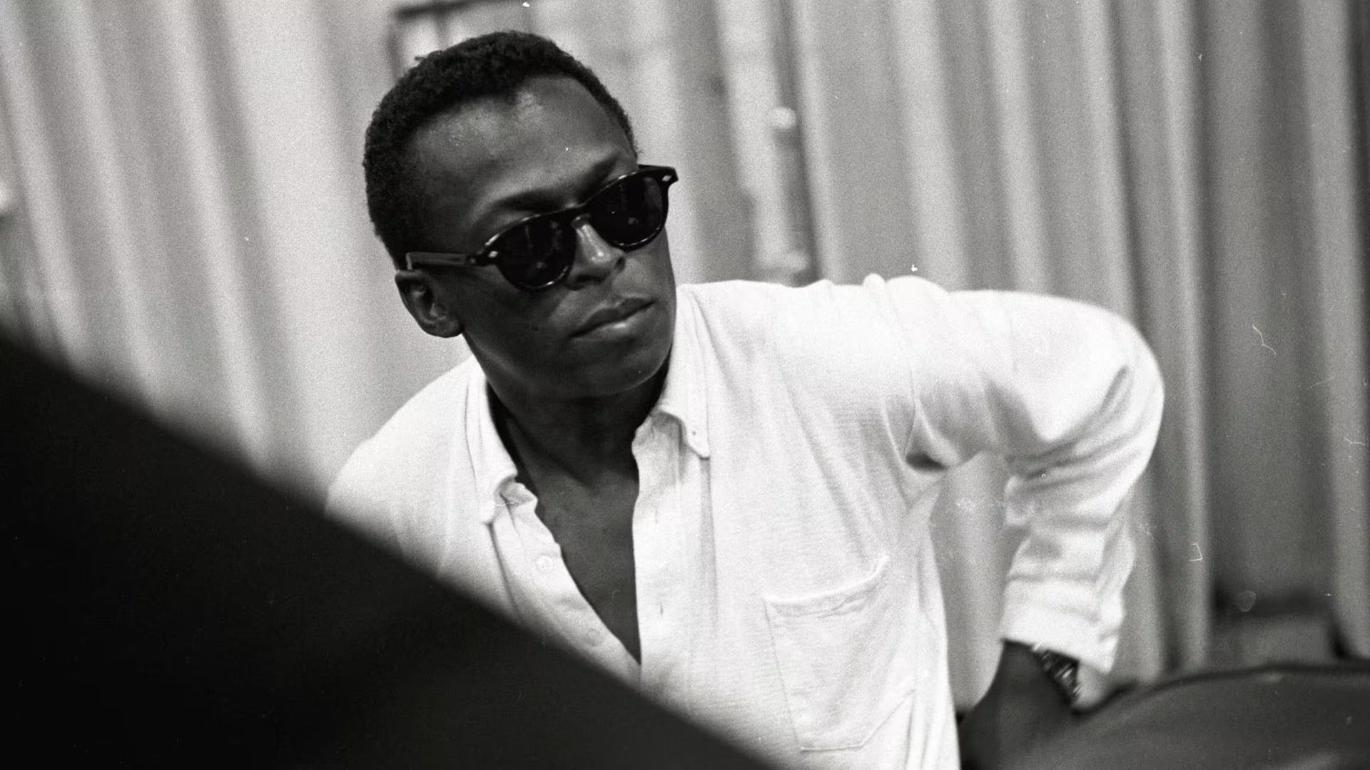Miles Davis en una escena del documental Birth of the Cool (2019). La producción retrata la evolución de su sonido y su imponente presencia escénica (Grosby)