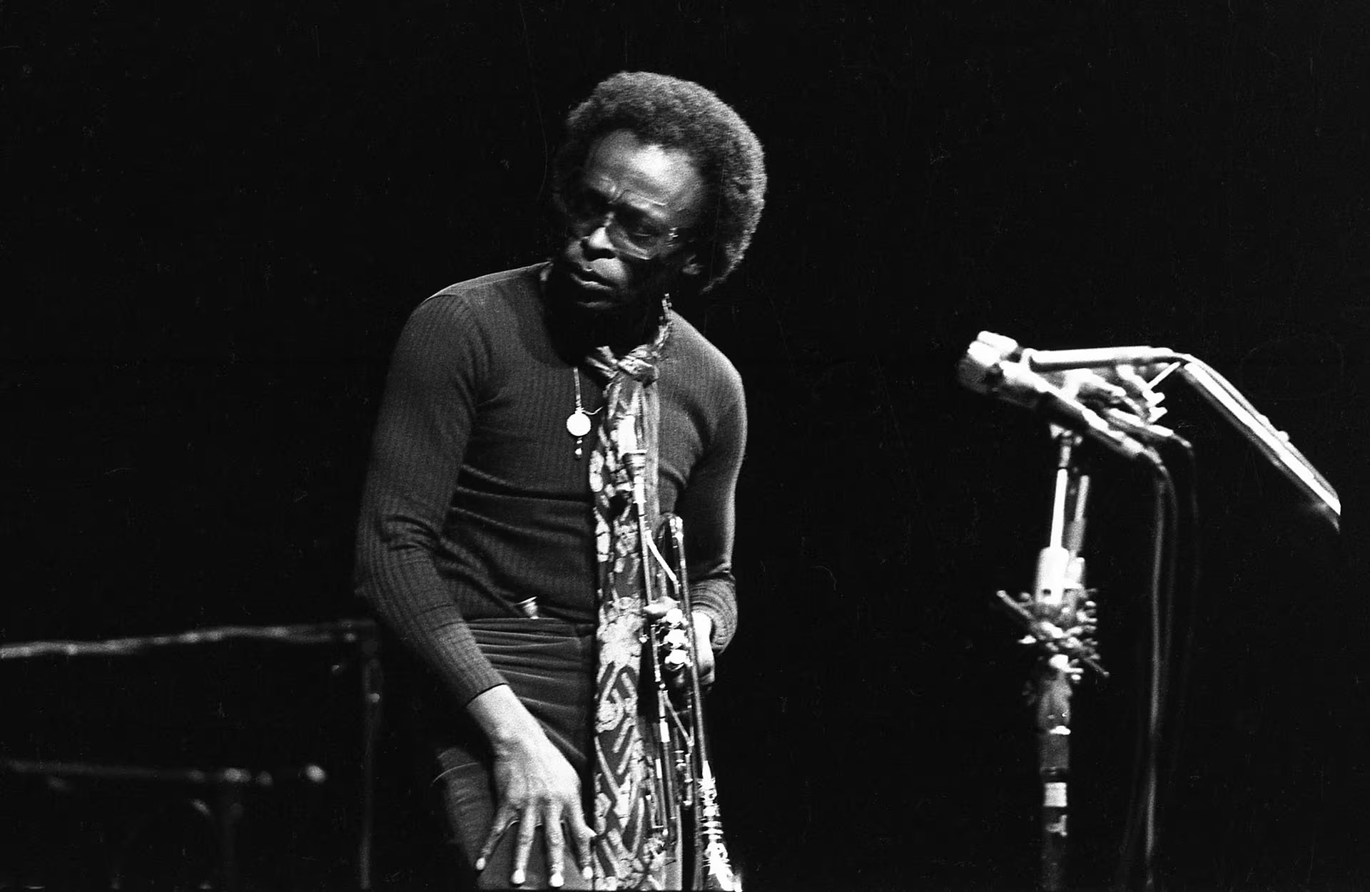 Miles Davis en pleno concierto durante el festival Newport in Paris en 1971. En esta época, el trompetista ya lideraba la revolución del jazz-fusión con su sonido eléctrico (Grosby)