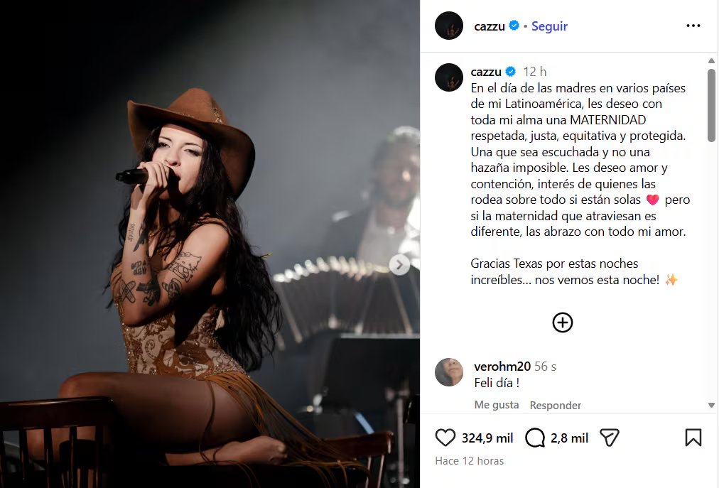 Lo que comenzó como un homenaje a Selena Quintanilla durante la gira de Cazzu por Estados Unidos se transformó en una de las noches más emotivas de la artista argentina: A.B. Quintanilla apareció en el Boeing Center de San Antonio, tocó junto a ella y la coronó frente al público con palabras que la hicieron llorar. (@cazzu)