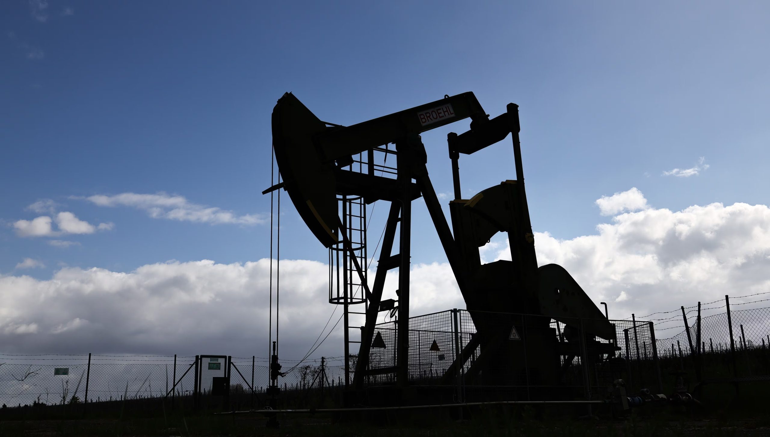El cierre efectivo del Estrecho de Ormuz en los últimos meses ha provocado un alza global en el precio del petróleo (EFE/EPA/RONALD WITTEK)