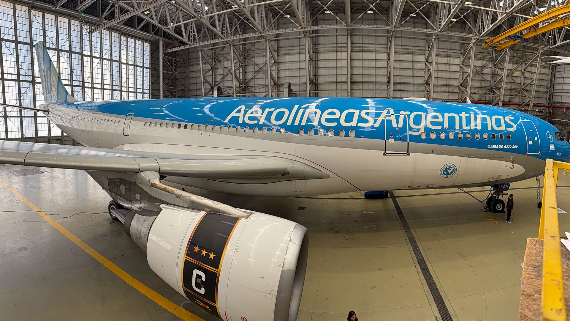 El avión temático incorpora el número 10, las tres estrellas y detalles inspirados en la camiseta oficial de la Selección Argentina