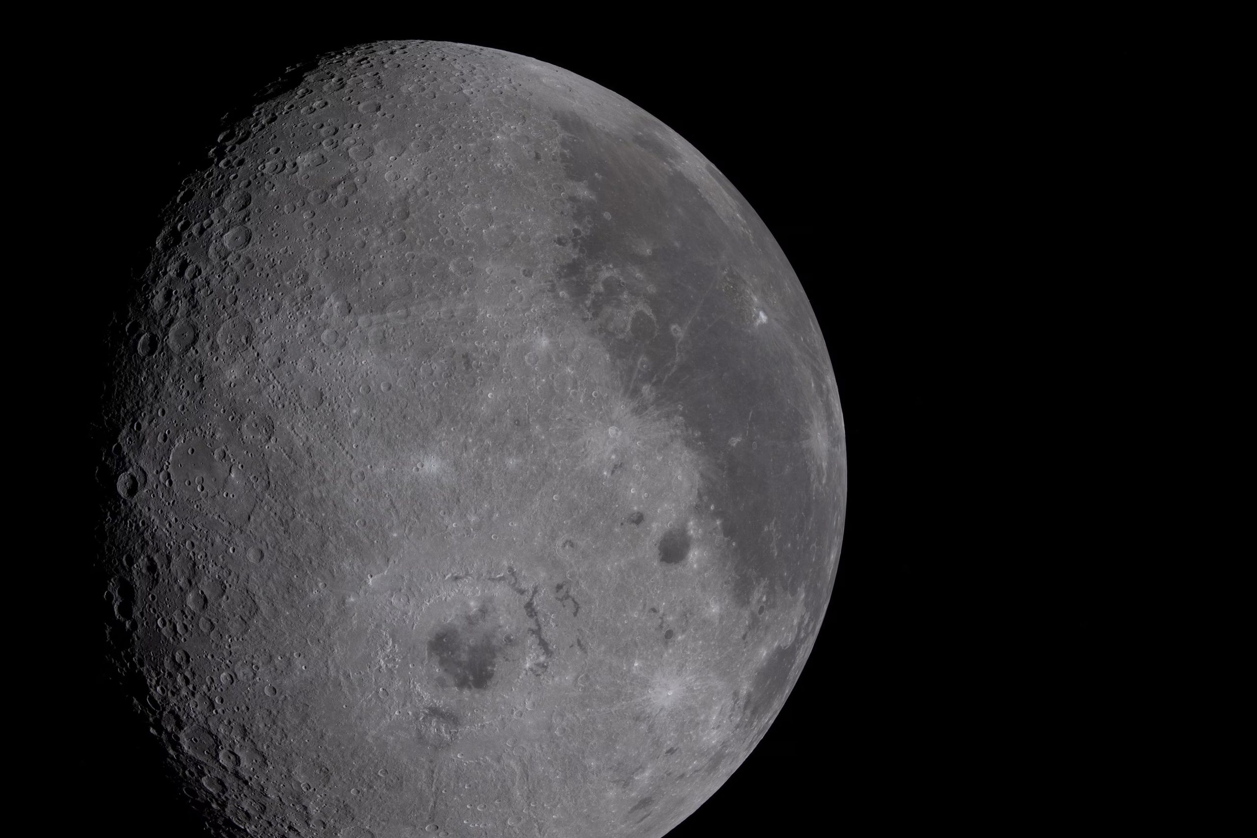 Más de dos tercios de la Luna muestran las intrincadas características de la cara cercana fotografiadas por la tripulación de la Artemis II de la NASA desde la nave Orión durante la misión de sobrevuelo lunar (NASA)