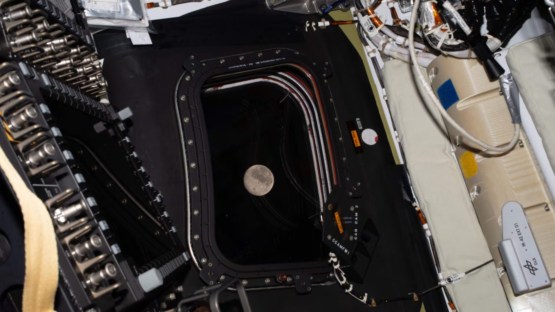 El material eyectado por el impacto podría contener fragmentos del manto lunar, clave para entender la historia temprana de la Luna (NASA)