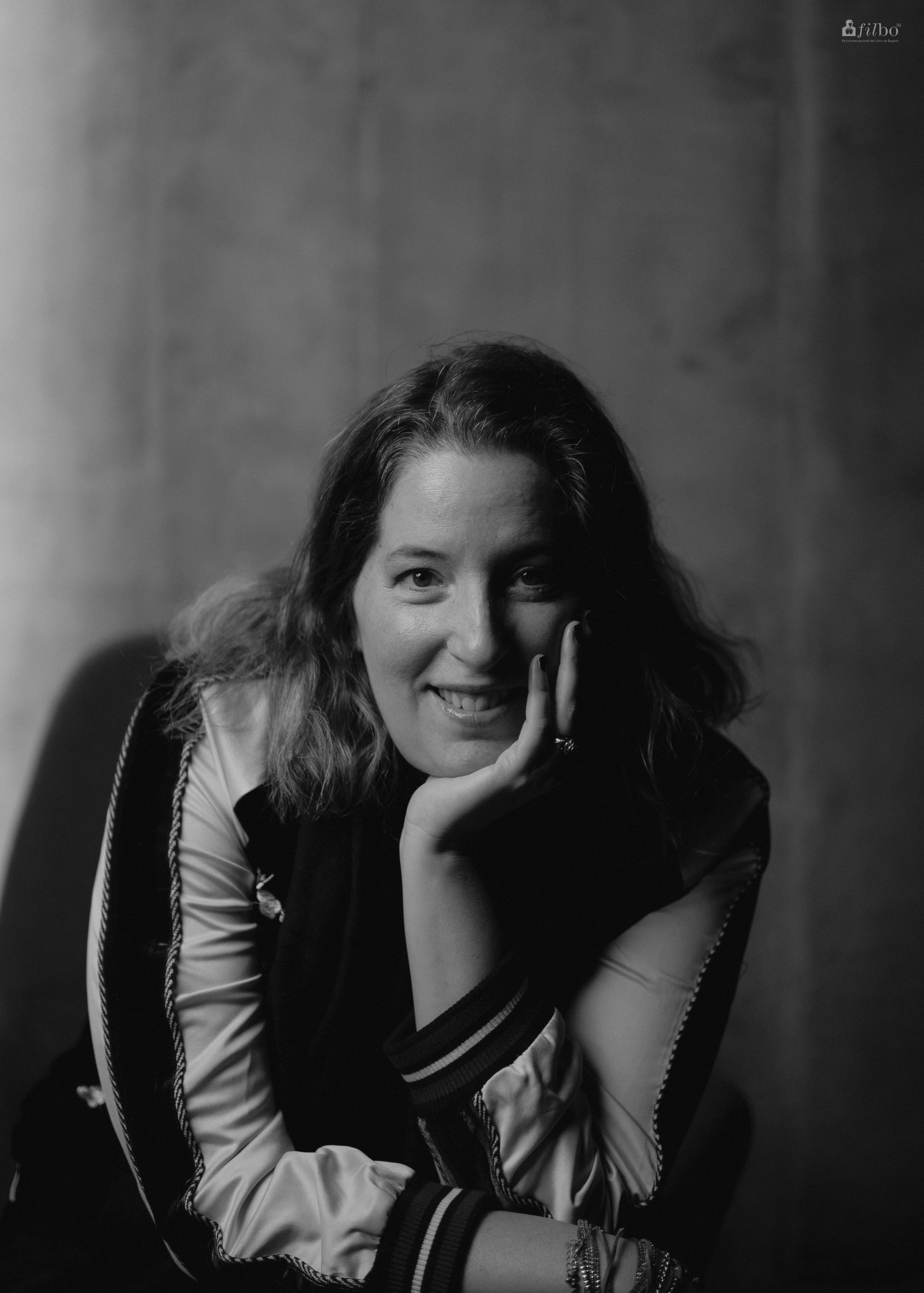 A diferencia de los autores que cuando escriben no leen a otros escritores para no contaminarse, Bazterrica asegura que empieza un libro necesita leer sobre el mismo tema, cómo fue tratado, para encontrar una forma novedosa de abordarlo. (Foto: Lina Botero)
