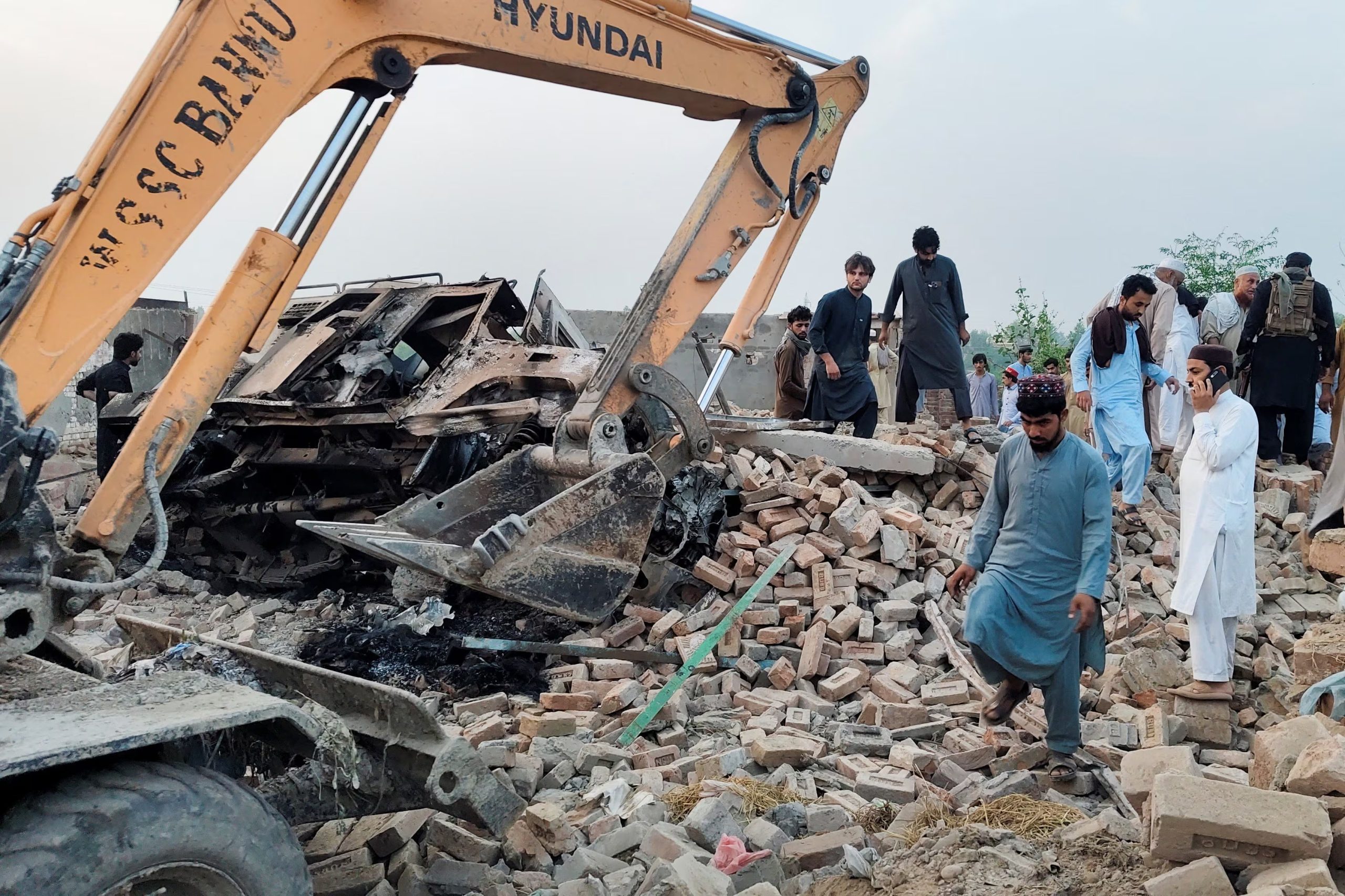 Residentes de Fateh Khel buscaron cuerpos entre los escombros (REUTERS/Ehsan Khattak)