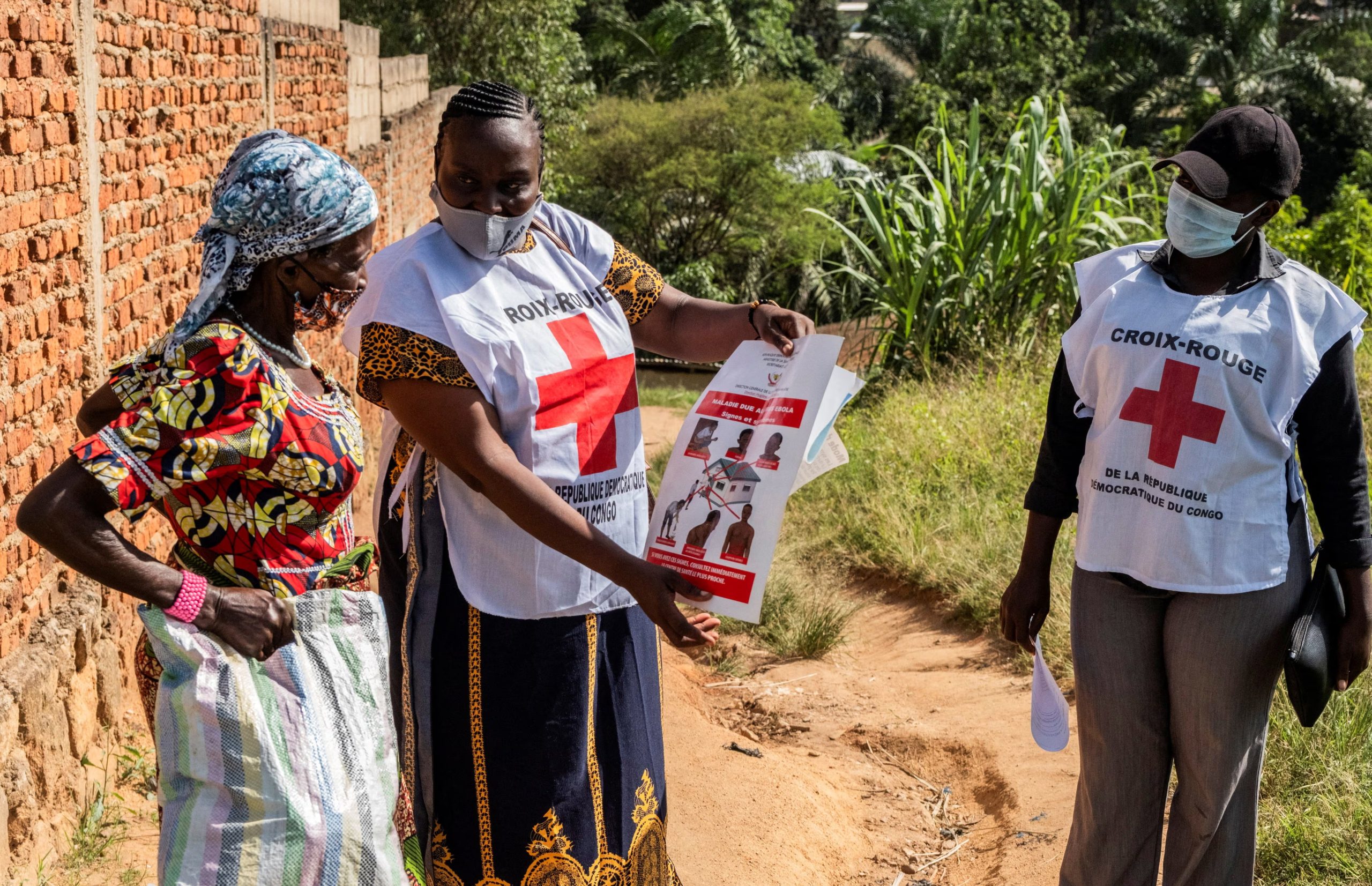Voluntarios de la Cruz Roja intensifican las tareas de información y prevención en las zonas más afectadas por la epidemia (REUTERS/Archivo)