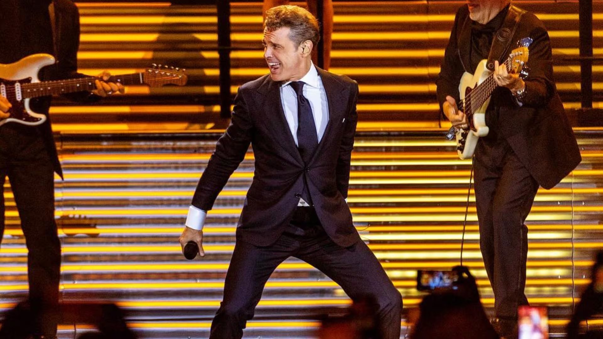 Luis Miguel canceló cinco presentaciones en cuatro ciudades mexicanas por problemas de salud. Según filtraciones de la prensa, lo aquejó una neumonía. (luismiguel / Instagram)
