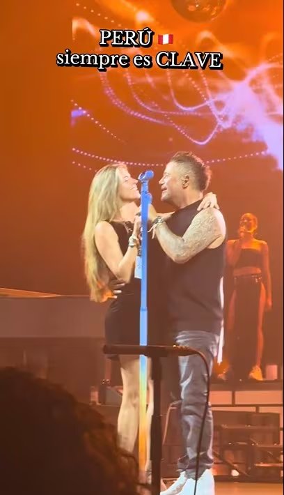 El cantautor español Alejandro Sanz comparte un emotivo momento en el escenario con la actriz y cantante Stephanie Cayo, interpretando juntos el icónico tema ‘Corazón Partío’.
