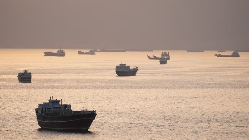 Imagen de archivo de buques y embarcaciones en el estrecho de Ormuz, visto desde Musandam, Omán. 1 mayo 2026. REUTERS/Stringer