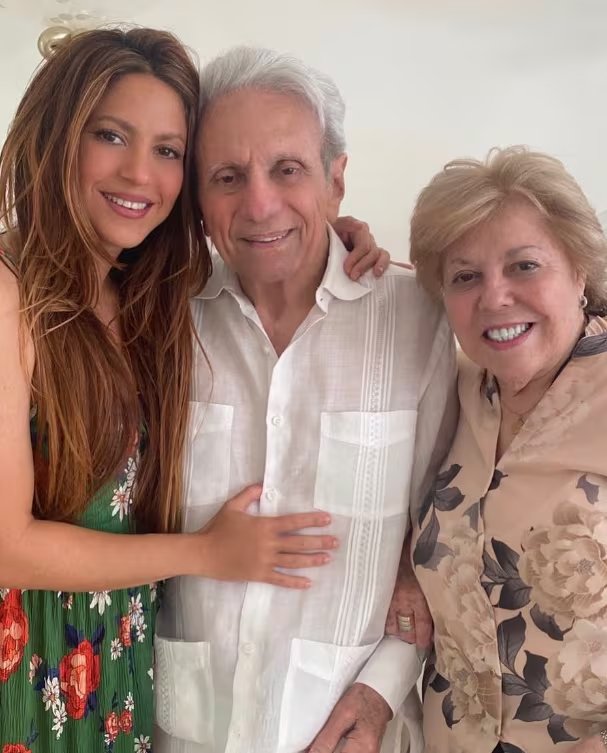 La colombiana ha estado atenta a la salud de su papá, por una reciente recaída que obligó a internarlo en una UCI - crédito @shakira/IG