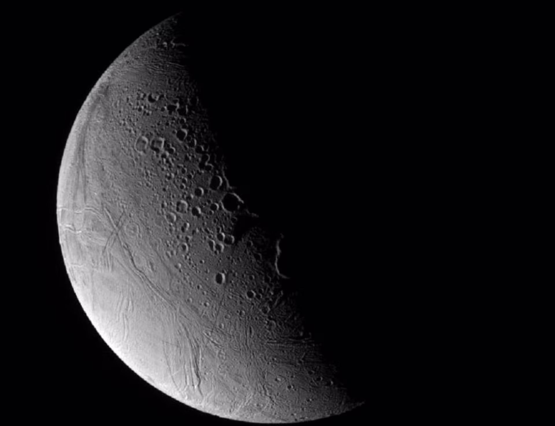 Encélado, la luna helada de Saturno, fotografiada desde una distancia de 141.000 kilómetros por la sonda espacial Cassini / Europa Press