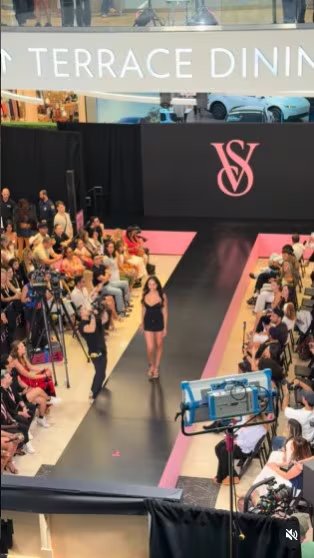 La modelo peruana Alexandra Morillo camina por la pasarela durante el casting de Victoria's Secret, buscando un lugar en la prestigiosa marca de lencería.