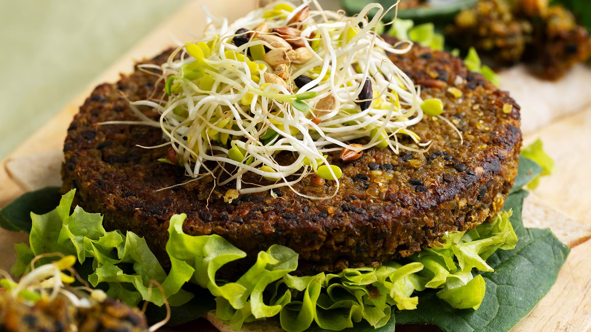 Las hamburguesas de arvejas destacan por su aporte nutricional y su versatilidad como alternativa saludable y económica para toda la familia (Freepik)