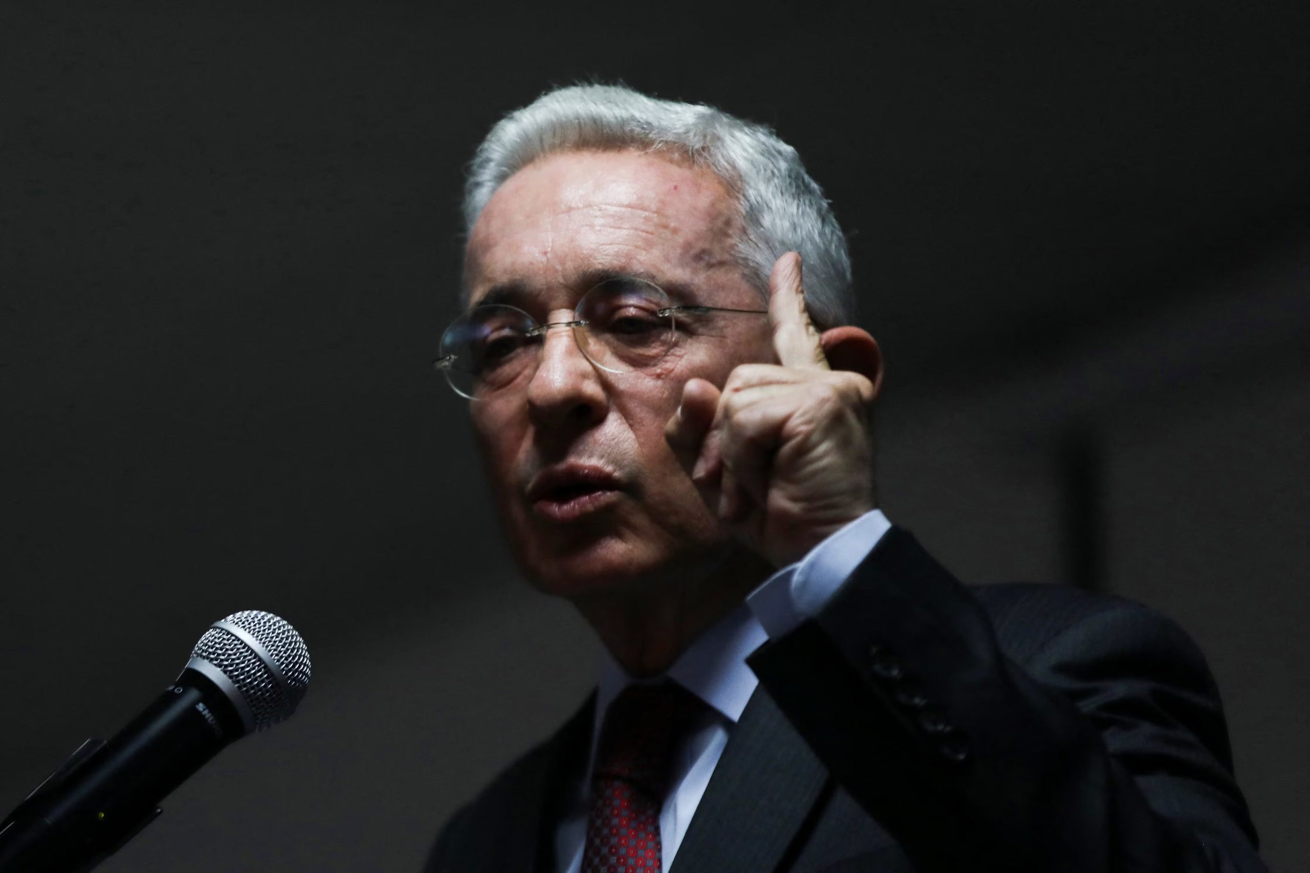 Álvaro Uribe habló con Vanessa de la Torre sobre su agenda política y dio espacio a una faceta personal - crédito Luisa Gonzalez/Reuters