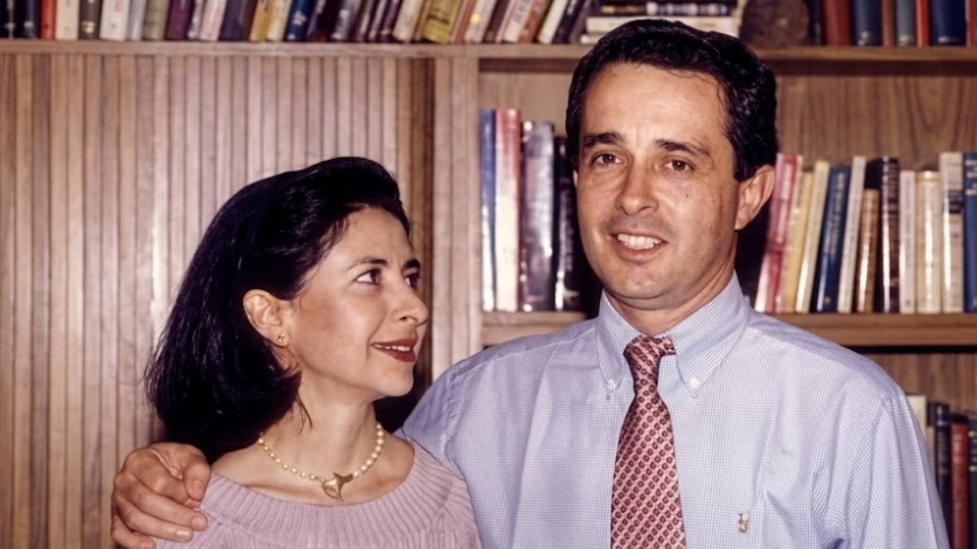 Álvaro Uribe aseguró que su esposa, Lina Moreno, suele burlarse cariñosamente porque él continúa usando las mismas frases románticas de hace casi cinco décadas - crédito Wikimedia