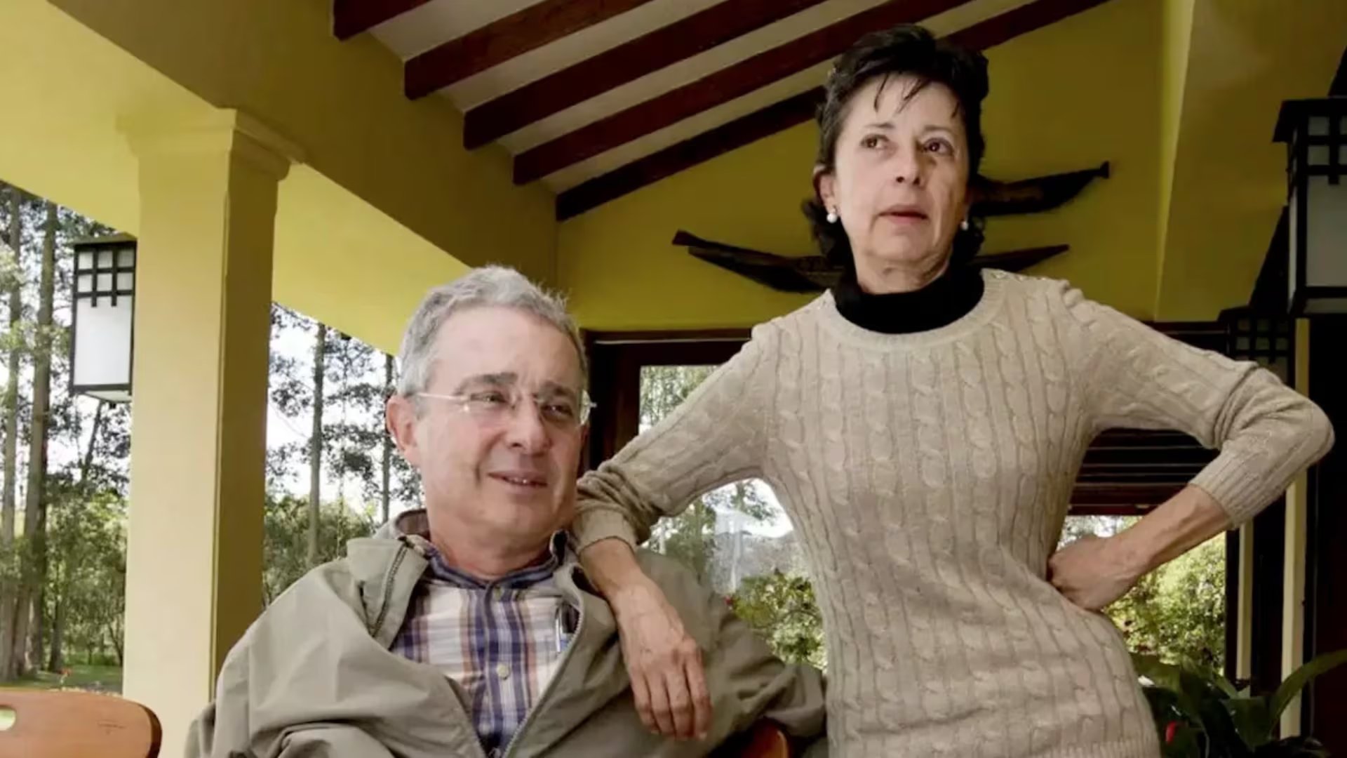 Tras casi cincuenta años de relación, Álvaro Uribe reveló que aún cultiva el amor con su esposa Lina Moreno - crédito AFP