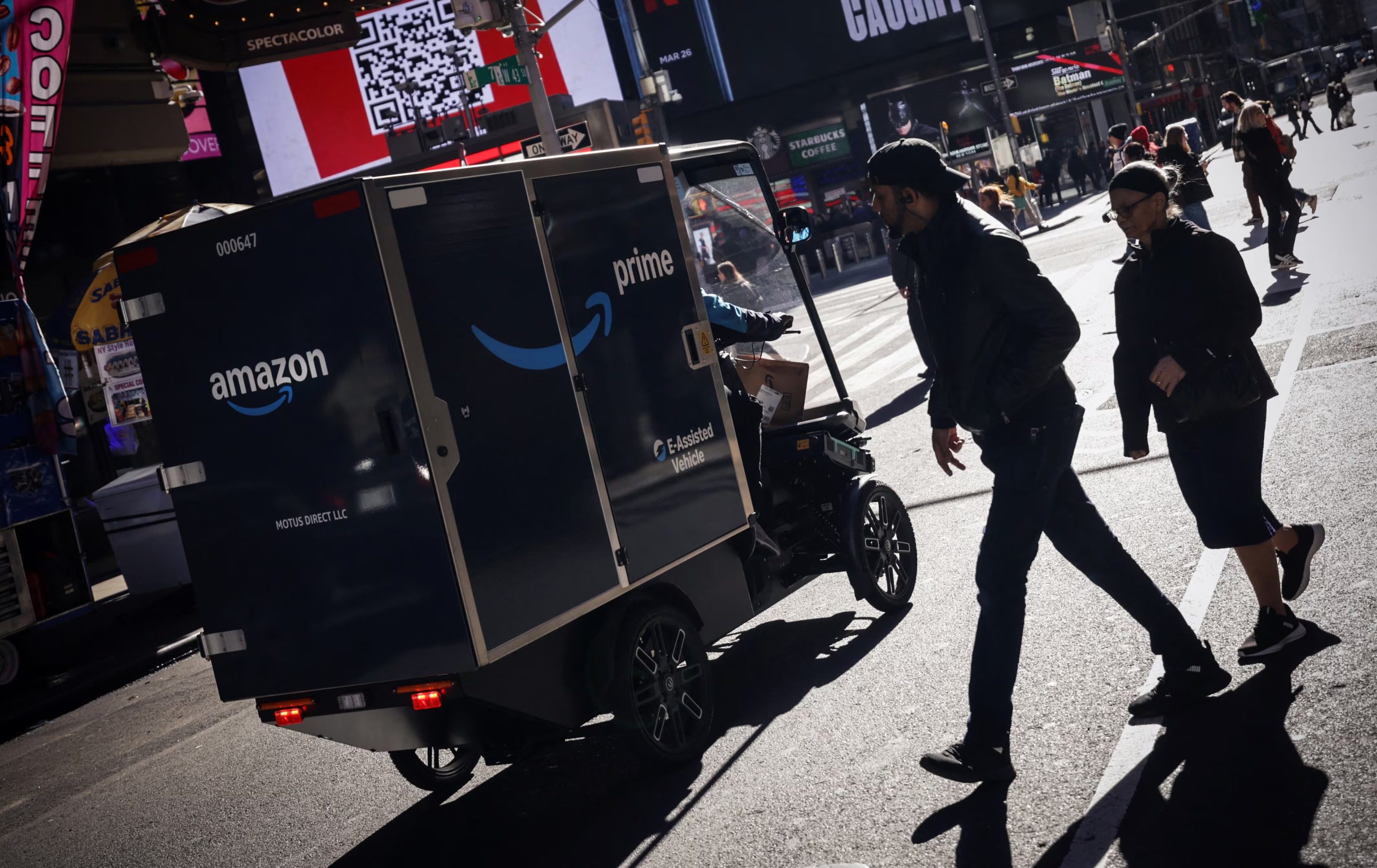 En 2025, Amazon procesó más de 8 mil millones de pedidos Prime en el mismo día o al siguiente, creciendo más del 30 % en un año (REUTERS/Mike Segar)