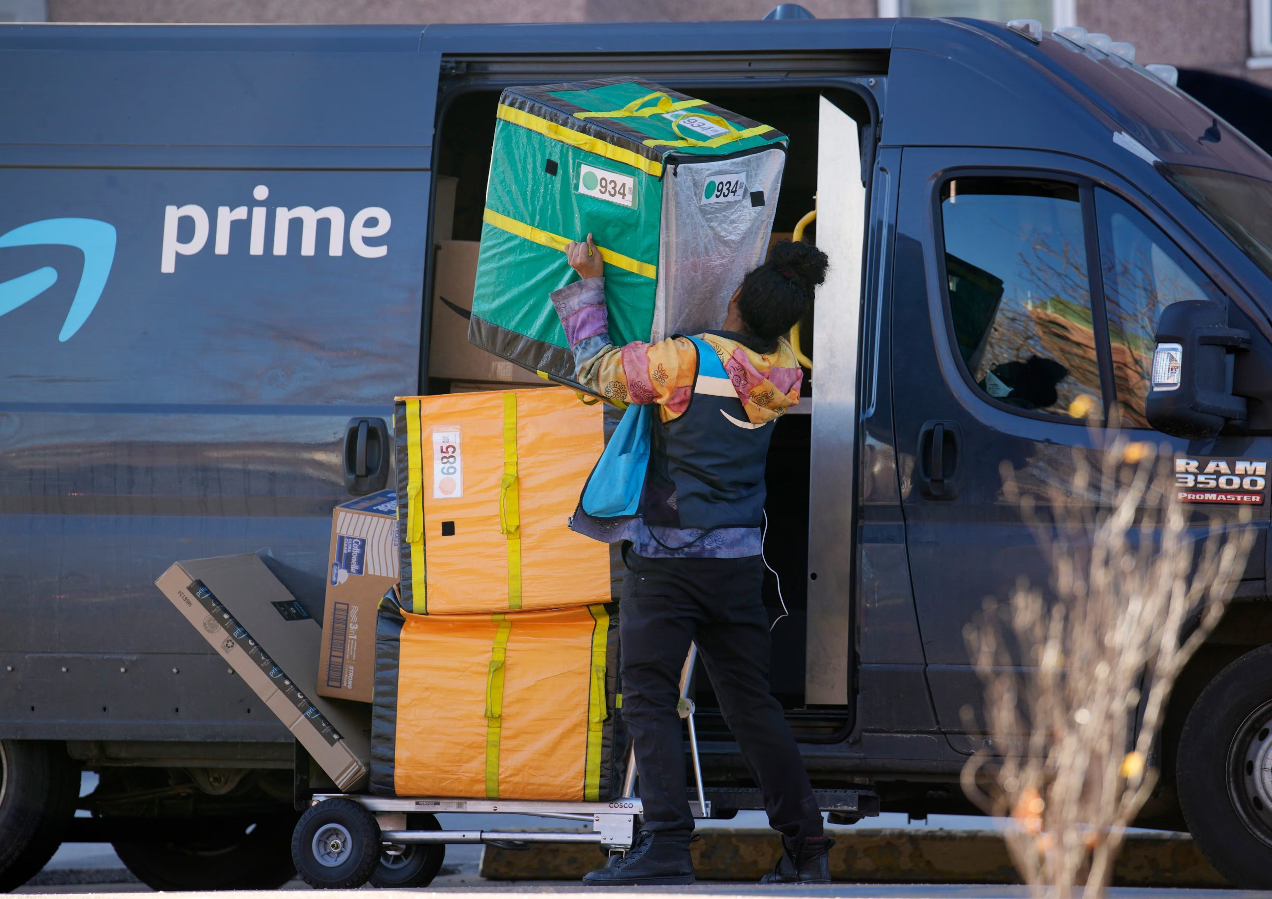 La flota Prime Air de Amazon utiliza drones para entregar productos en 60 minutos en zonas seleccionadas de Estados Unidos (AP Foto/David Zalubowski, Archivo)