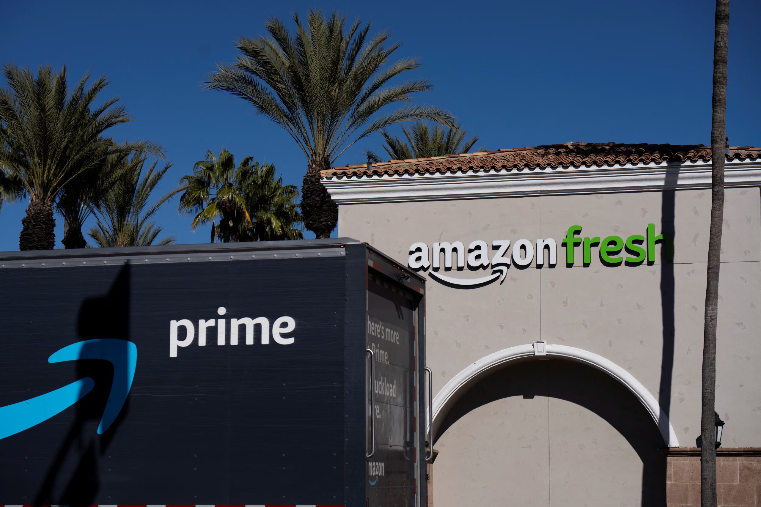 Amazon Prime ofrece entregas de supermercado y artículos diarios en menos de media hora, con tarifas diferenciadas para miembros y no miembros (REUTERS/Daniel Cole)