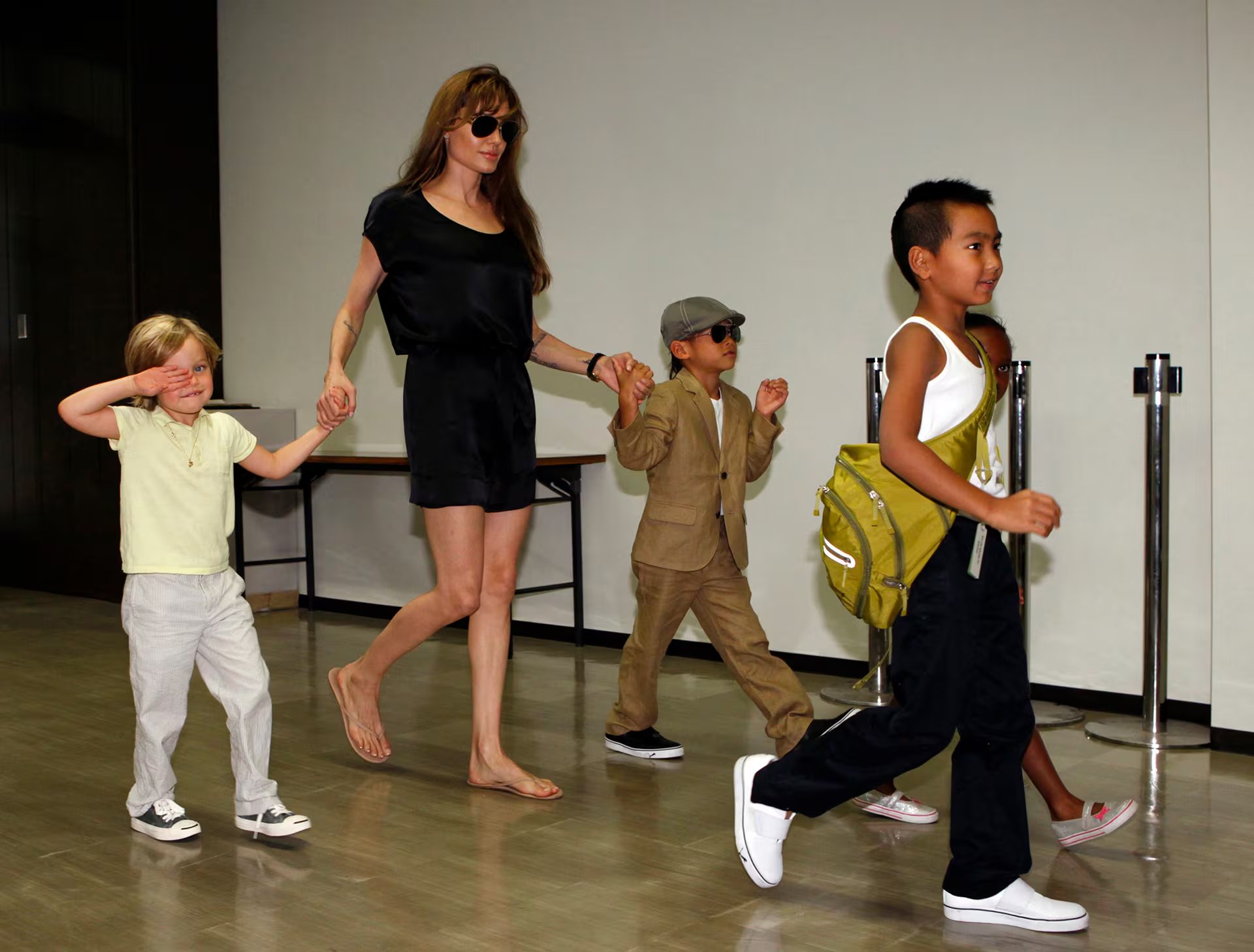 Los planes de mudanza de Angelina Jolie se relacionan con la inminente mayoría de edad de sus hijos menores, cumplimiento esencial para su acuerdo de divorcio (REUTERS)