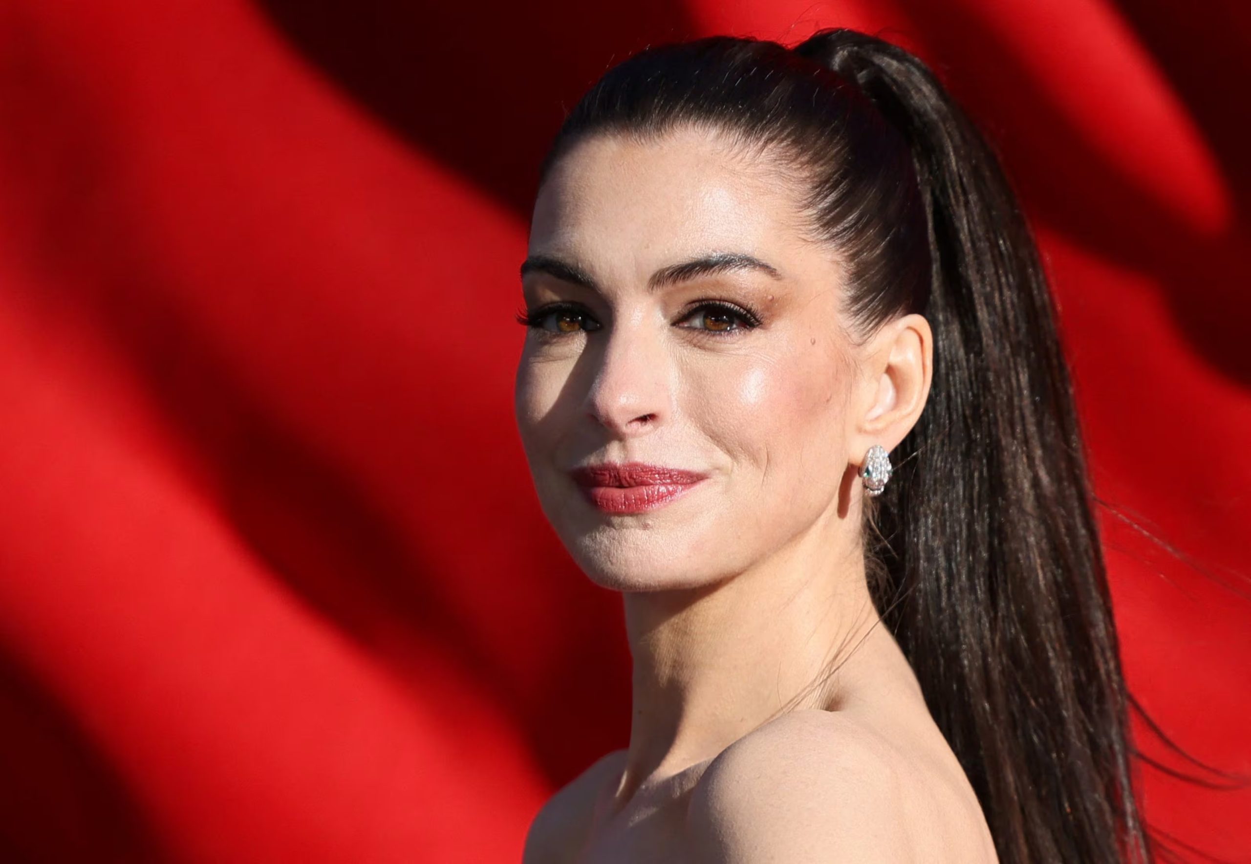 Anne Hathaway mantiene una intensa rutina fitness basada en el Movement Method, combinando danza, pilates y ejercicios multidireccionales (REUTERS/Jack Taylor)