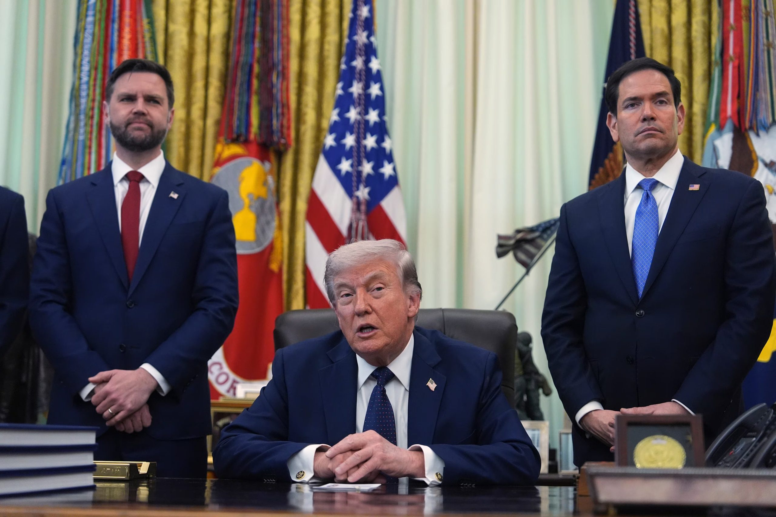 Donald Trump franqueado por JD. Vance -vicepresidente de los Estados Unidos- y Marco Rubio -secretario de Estado-, los dos principales asesores en seguridad nacional del líder republicano (AP/Mark Schiefelbein)