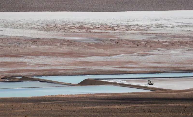Argentina y Chile producen litio a partir de salares: la primera etapa es el uso de grandes piletas de evaporación, a eso sigue el proceso en plantas químicas hasta obtener carbonato de litio 