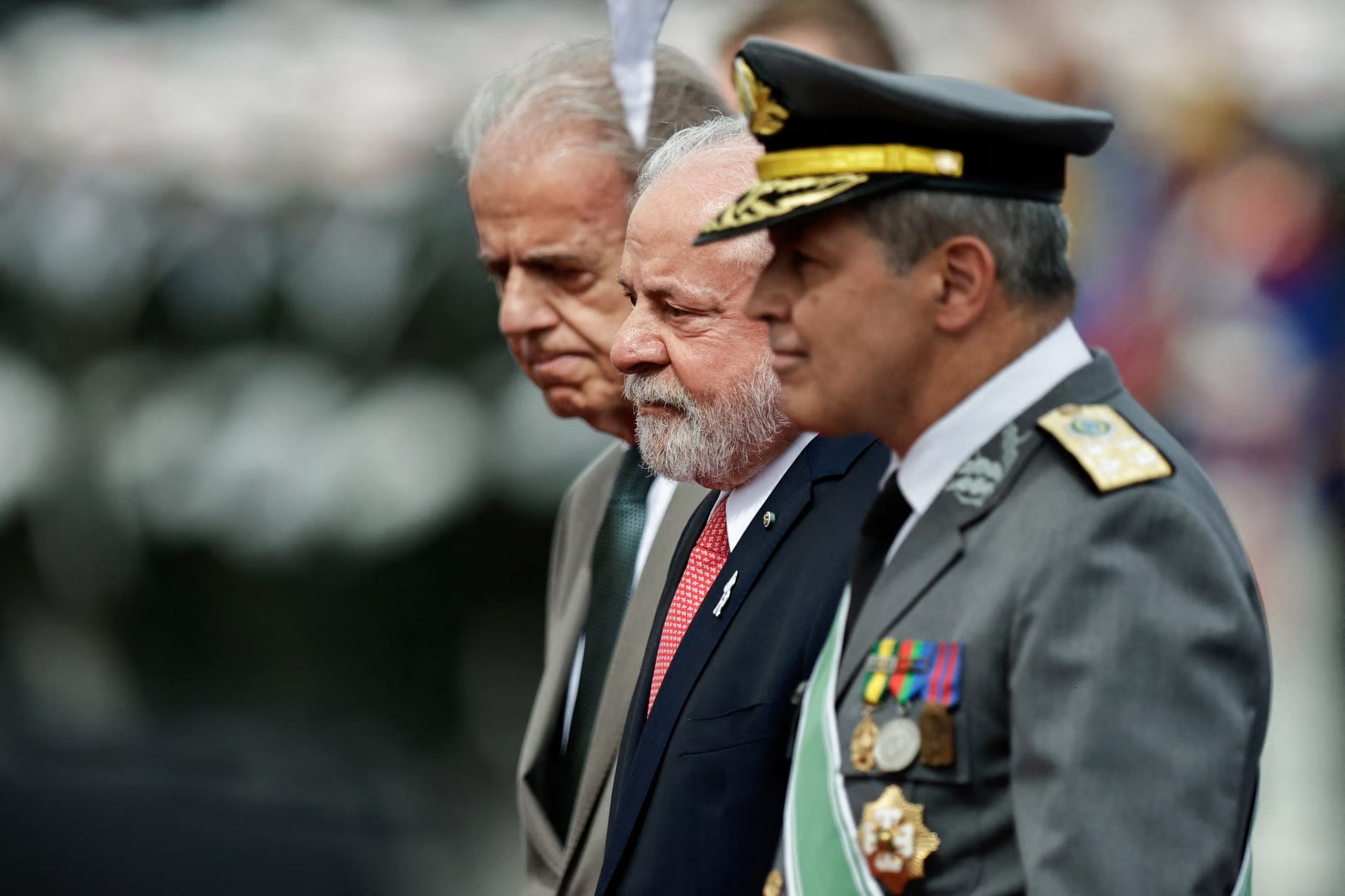 El ministro de Defensa, Jose Mucio; el presidente de Brasil, Lula da Silva; y el comante del Ejército, Tomás Ribeiro Paiva (REUTERS)