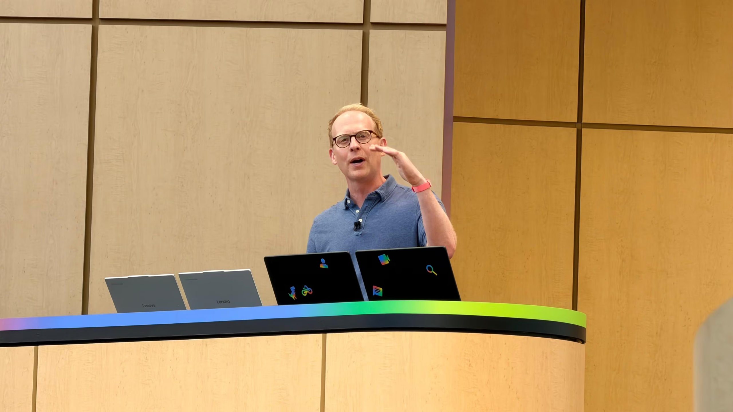 Josh Woodward, vicepresidente de Google Labs, Gemini App y AI Studio, explicó que el sistema opera en segundo plano y puede trabajar cuando todos los dispositivos están apagados.