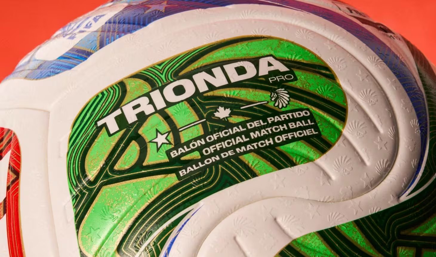 El diseño del balón lleva los colores y símbolos de Canadá, México y Estados Unidos, como homenaje a los países anfitriones del torneo.(crédito FIFA)