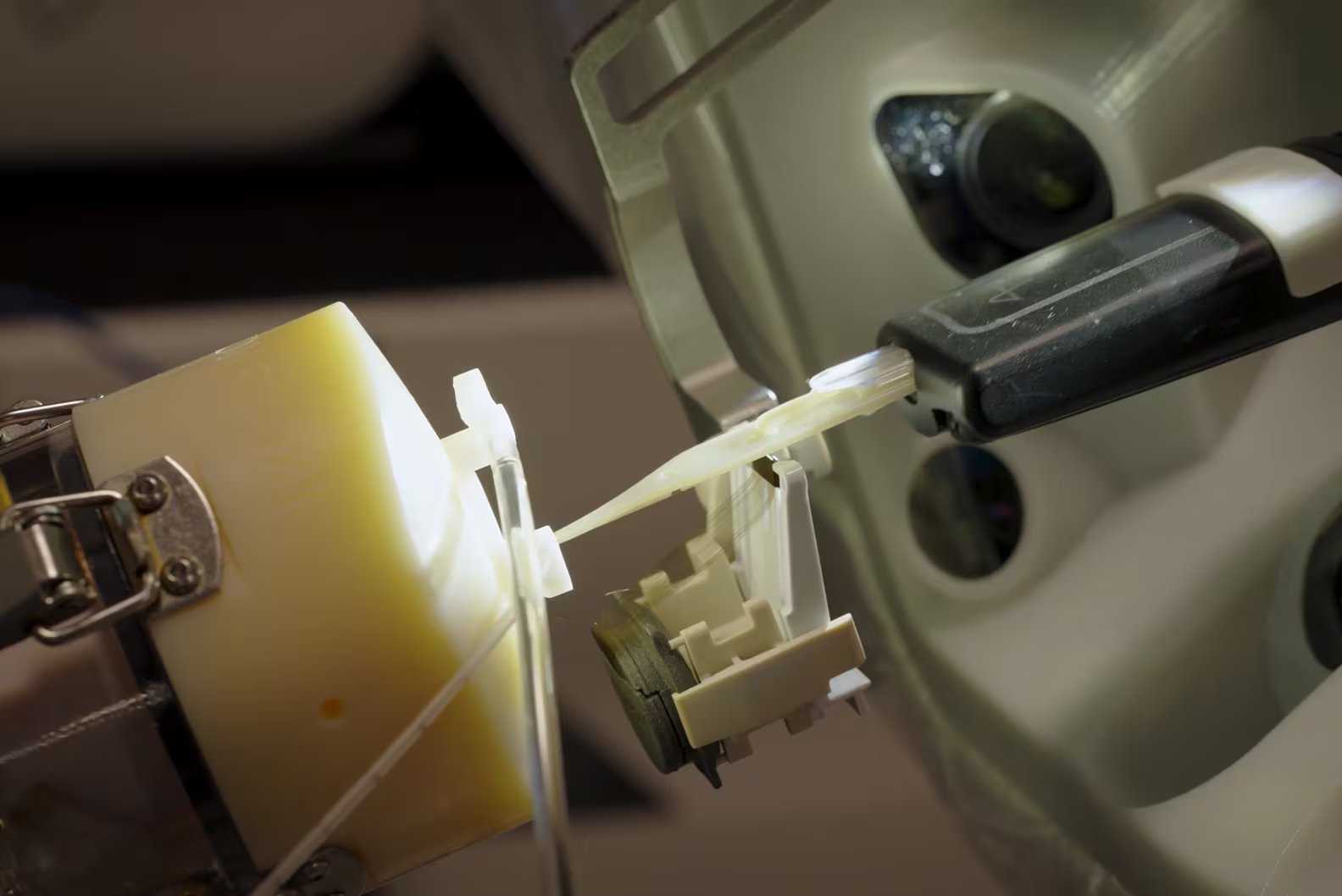 El robot busca implantar electrodos con precisión en cualquier región cerebral. (X: Neuralink)