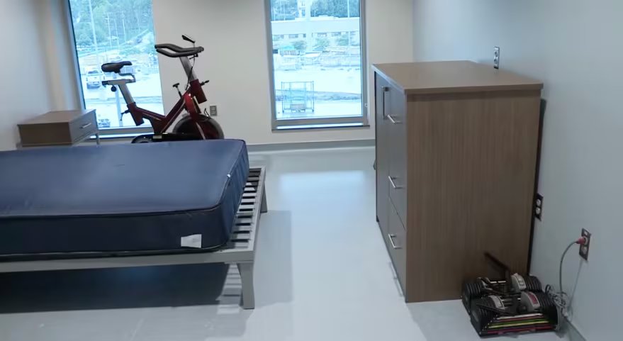 Cada pasajero dispone de una habitación individual con presión de aire negativa y monitoreo constante para minimizar todo riesgo de transmisión del hantavirus (Centro Médico de la Universidad de Nebraska)