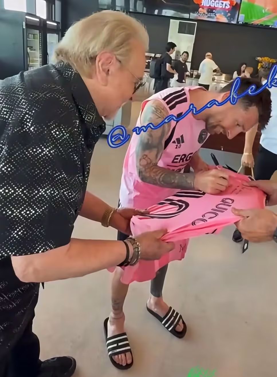 Lionel Messi respondió con gestos de cariño y dedicó una camiseta firmada al legendario Kiko, símbolo de la televisión mexicana. (Crédito especial: Instagram/ @marabekk)