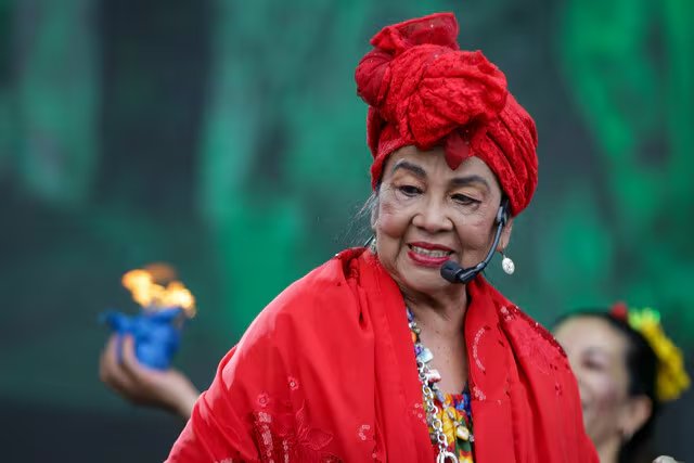 Durante la presentación, Totó la Momposina interpretó piezas emblemáticas del repertorio caribeño, acompañada por el sonido de la tambora y el coro de sus músicos - crédito Colprensa