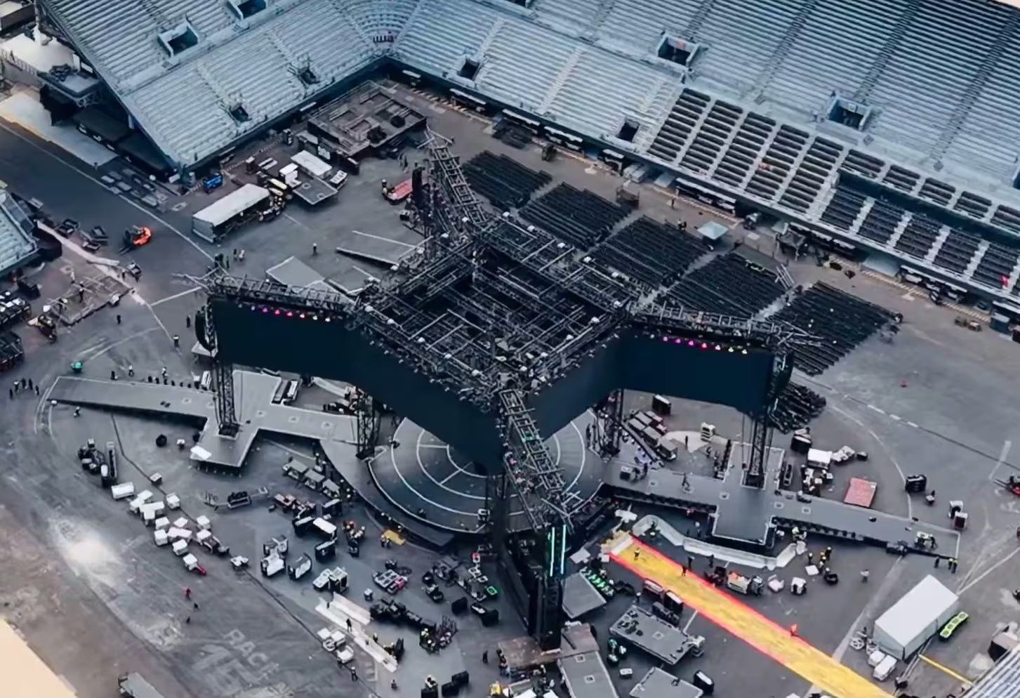 La estructura metálica del escenario central permitirá una visualización uniforme y una interacción más cercana entre los miembros de BTS y el ARMY. (Foto: X/ConcertDrone)