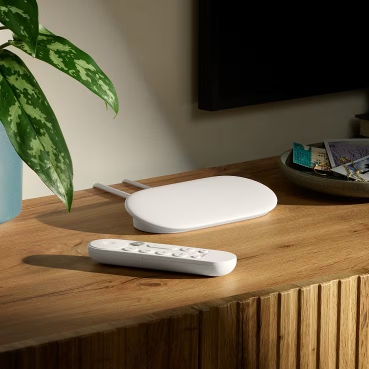 El Google TV Streamer (4K) es un dispositivo de transmisión (TV Box) premium creado por Google que convierte cualquier televisor en un centro de entretenimiento inteligente.
(store.google.com)